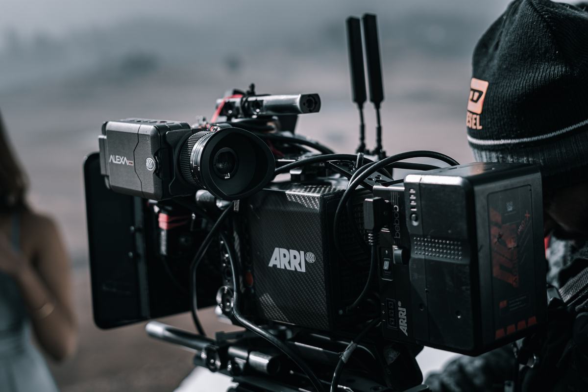 Caméra professionnelle et son équipement sur un tournage